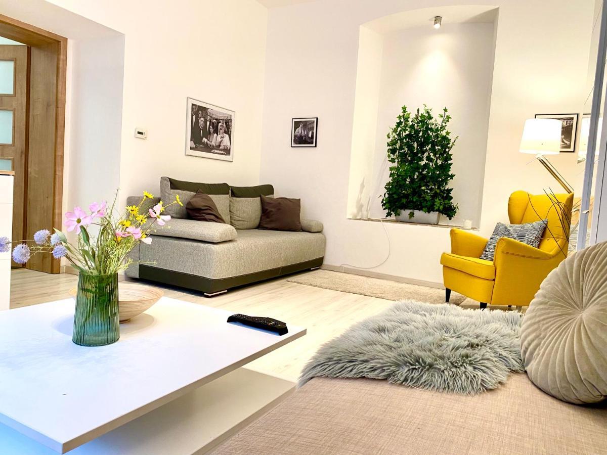 James Bond Apartment Old Town Bratislava Exterior foto